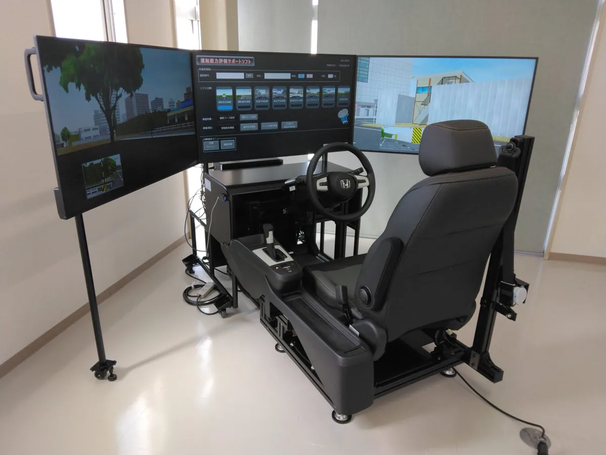 DAサポートで利用できるHonda DB型modelA、3台のモニターと運転席